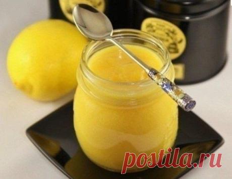 Лимонный крем. Ароматный и вкусный десерт! Пальчики оближешь!)
Ингредиенты:
Лимон — 4 шт.
Яйцо (желток) — 6 шт.
Сахар — 1 стакан
Масло сливочное — 0,5 стакана
Крахмал кукурузный — 4 ч.л.
Соль — 1 щепотка
Приготовление:
1. Натрите 1 ст. ложку цедры и выдавите 2/3 стакана лимонного сока.
2. В кастрюле с толстым дном растопите масло, добавьте сахар, кукурузный крахмал, соль, лимонный сок и цедру, доведите до кипения. Кипятите 1 минуту.
3. В миске взбейте желтки, влейте в них ....