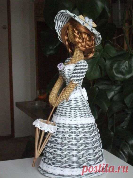 Самые разнообразные поделки из газетных трубочек