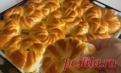 Турецкие булочки дрожжевые на молоке простой рецепт пошаговый Турецкие булочки дрожжевые на молоке простой рецепт в духвоке. 1 стакан теплой воды 1 стакан теплого молока 1 чайная ложка дрожжей Полстакана растительного масла 2 яичных белка 2,5 столовые ложки сахара 1 чайная ложка соли 5-6 стаканов муки 1 ст. ложка сливочного масла Для смазывания: 2 яичных