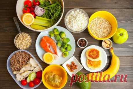 ​​Какие продукты стоит есть каждый день?
 
Говоря о правильном питании или о здоровой еде, часто возникает вопрос: какие же продукты необходимо есть каждый день? Предлагаю вашему вниманию повседневное меню, состоящее из следующих продуктов:

Свежее мясо. Для повседневного рациона подходят курица, индейка, крольчатина. Иногда можно позволить себе употребление более жирного мяса. 

Рыба жирных и нежирных сортов. Важно правильно готовить рыбу. Больше всего витаминов сохраняет...