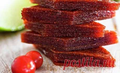 Как приготовить пастилу из яблок дома

В наше время, когда всеми любимые сладости зачастую делают из некачественных или ненатуральных продуктов, все большую популярность приобретают лакомства, приготовленные собственноручно. К продуктам, которые и полезны, и вкусны, относится пастила из яблок. 

Считается, что наиболее вкусное лакомство получается из кисло-сладких сортов яблок. Для его приготовления нужно выбирать зрелые, нечервивые, негнилые и незараженные заболеваниями п...