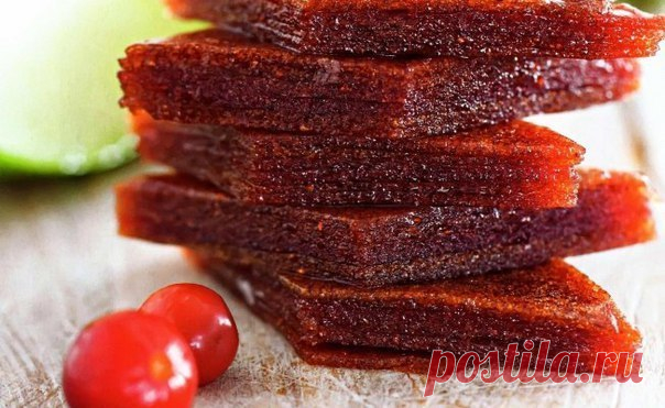 Как приготовить пастилу из яблок дома

В наше время, когда всеми любимые сладости зачастую делают из некачественных или ненатуральных продуктов, все большую популярность приобретают лакомства, приготовленные собственноручно. К продуктам, которые и полезны, и вкусны, относится пастила из яблок. 

Считается, что наиболее вкусное лакомство получается из кисло-сладких сортов яблок. Для его приготовления нужно выбирать зрелые, нечервивые, негнилые и незараженные заболеваниями п...