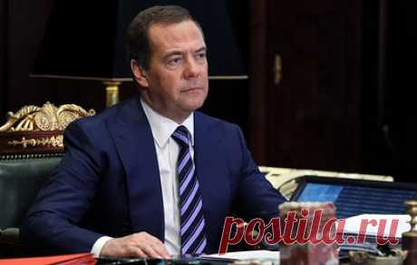 Медведев на фоне обострения в Карабахе припомнил &quot;коллеге&quot; заигрывания с НАТО. Зампред Совбеза РФ также припомнил демонстративную поездку жены &quot;коллеги из братской страны&quot; &quot;к врагам&quot; России