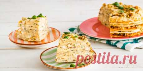Блинный торт с курицей и грибами: рецепт - Лайфхакер Этот закусочный блинный торт с курицей и грибами подойдёт как для праздника, так и для простого ужина. Сохраните рецепт.