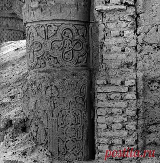 Exterior detail showing column at north corner with carved stucco decoration | Archnet