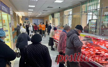 В поликлинике в Кемеровской области открыли мясную лавку и парикмахерскую. В холле поликлиники № 2 города Прокопьевска Кемеровской области в аренду сдавали места для продажи продуктов.