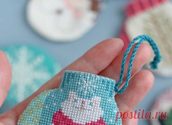 Большая подборка рождественских рукавичек. Вышивка крестом. The Cricked Collection бесплатные схемы вышивки,рукавица,праздник,новогоднее украшение, вышитые украшения на ёлку