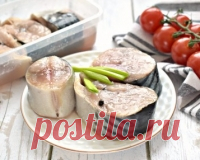 Малосольная скумбрия в рассоле кусочками в домашних условиях Приготовить в домашних условиях аппетитную, тающую во рту малосольную скумбрию достаточно просто. Засаливать рыбку будем кусочками в рассоле с добавлением специй. Рыбка, засоленная по этому удачному рецепту, получается нежнейшей, очень вкусной. Я люблю её кушать с отварным картофелем. Для