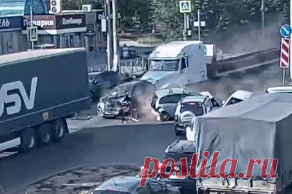 В российском городе фура протаранила несколько автомобилей и попала на видео