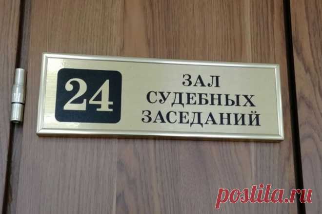 На 9 лет. Суд приговорил отца, грозившего сбросить дочь с балкона в Москве. В среду, 1 ноября, Перовский районный суд Москвы вынес приговор Павлу К., который год назад размахивал своей дочкой с балкона, угрожая ее сбросить. Суд приговорил отца к 9,5 годам колонии строгого режима.