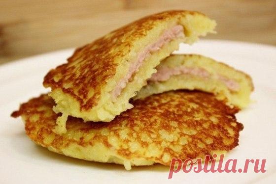 Картофельные блины 
ИНГРЕДИЕНТЫ:● картофель 400 гр● яйцо 2 шт● кефир 250 мл● мука 5 ст.л. (с горкой)● сыр твёрдый 80 гр● лук репчатый 1 шт ● соль 1 щепотка● растительное масло для жаркиПРИГОТОВЛЕНИЕ:Сырой картофель нате…