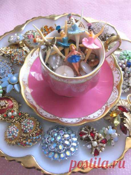 egg platter with teacup filled with bling | Country displays
