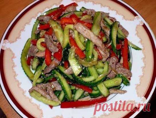 Салат из огурцов и мяса.
.