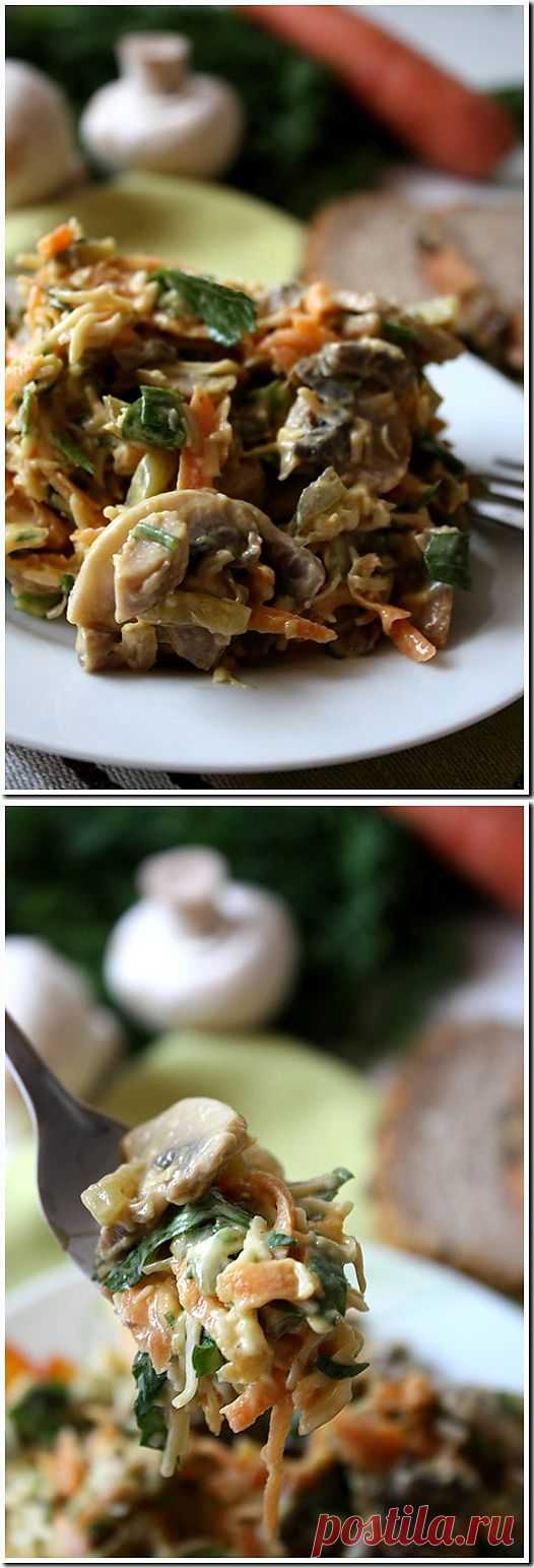 Грибной салат с сыром, морковью и солеными огурцами.