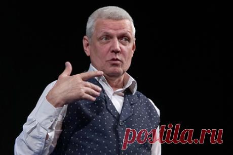 Ведущий прокомментировал свое увольнение из популярной программы Первого канала. Российский телеведущий, актер театра и кино Александр Галибин прокомментировал свое увольнение из программы «Жди меня». По словам артиста, он не держит обиды на создателей проекта, которые приняли решение о его увольнении. «Камней за пазухой не держу. История обычная: договор закончился, ведущих сменили», — сказал он.