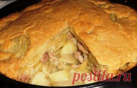 Курник на &quot;скорую&quot; руку, но очень вкусный!))
=Нам потребуется:
-6 средних картофелин
-1 луковица
-1 окорочок и половинка куриной грудки (можно любое филе курицы, я указала то, из чего я сделала)
=Для теста:
-100 гр сметаны
-100 гр майонеза
-200-250 гр муки
-2-3 яйца
-1/2 ч.л. погашенной соды
-соль на кончике ножа