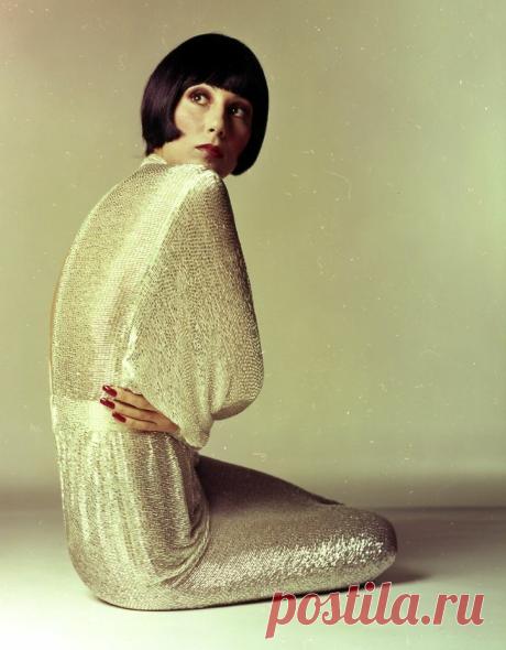 1972. Cher photographed by Richard Avedon for Vogue, April 1972 - t571 | TiPiTi.info