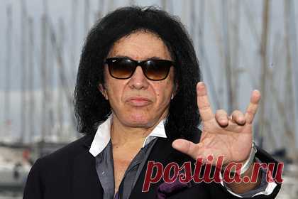 Лидер группы Kiss продаст дом со скидкой из-за жары и стриптизерш. Основатель и лидер американской рок-группы Kiss Джин Симмонс выставил на продажу свой дом в Лас-Вегасе за 13,5 миллиона долларов. Первоначально музыкант планировал продать недвижимость на 1,5 миллиона долларов дешевле, но решил сделать скидку из-за не устраивавших его семью условий.