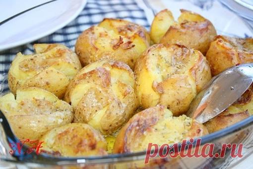 КАРТОФЕЛЬ,ЗАПЕЧЕННЫЙ ПО-ПОРТУГАЛЬСКИ

Этот картофель очень вкусный и ароматный
подходит в качестве гарнира к любому мясу и рыбе
у меня он уже фигурировал в рецепте осьминога,но там он запекался вместе с ним-рецепт такой
решила выложить отдельным рецептом,т.к это и есть отдельное блюдо,безумно вкусное
в ресторанах этот картофель подают к осьминогу,рыбе,каракатицам,мясу

нам понадобится:
картофель
чеснок
розмарин
оливковое масло или сливочное масло
крупная соль

этот рецепт ...