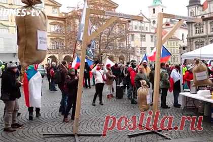 Протестующие в Праге устроили митинг против коронавирусных мер с виселицами. Протестующие, устроившие митинг в Праге против коронавирусных ограничений, принесли несколько виселиц к зданию нижней палаты парламента. По словам демонстрантов, они символизируют удушающее влияние ограничительных мер на обычных граждан Чехии и на местных предпринимателей.