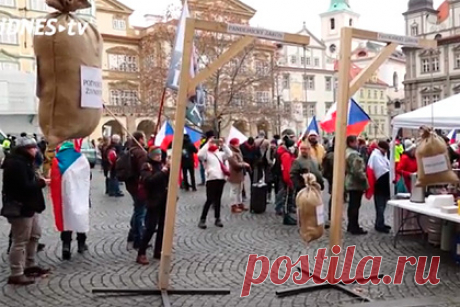 Протестующие в Праге устроили митинг против коронавирусных мер с виселицами. Протестующие, устроившие митинг в Праге против коронавирусных ограничений, принесли несколько виселиц к зданию нижней палаты парламента. По словам демонстрантов, они символизируют удушающее влияние ограничительных мер на обычных граждан Чехии и на местных предпринимателей.