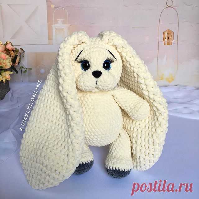 Вязаный зайчик крючком из плюшевой пряжи умелки