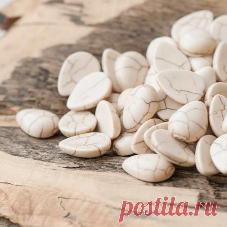 Кабошон бирюза синтетическая, каплевидный, цвет античный белый, 10x14x4 мм :: Crystal's - интернет-магазин бусин и фурнитуры