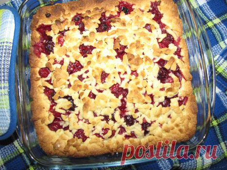Песочный пирог с ягодной начинкой - Кулинарный блог - Блоги - Потому что это Я!
Итак, нам потребуется:

    200 г сливочного масла (можно сливочный маргарин)
    2 стакана муки
    1\2 стакана сахарного песка
    2 яйца (нам потребуются только желтки)
    1\2 чайной ложки соды, погашенной уксусом (можно заменить разрыхлителем)
    1\2 чайной ложки соли.
    1 пакет замороженной вишни без косточек (300 г), можно любой другой ягоды, или густое варенье, джем.
