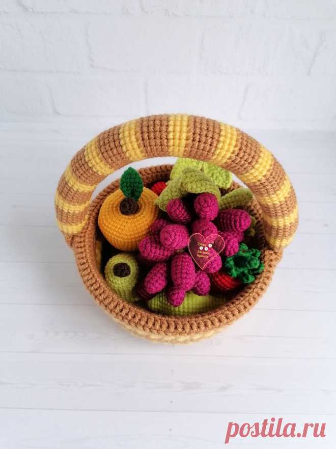 PDF Корзина с фруктами крючком. FREE crochet pattern; Аmigurumi toy patterns. Амигуруми схемы и описания на русском. Вязаные игрушки и поделки своими руками #amimore - фруктовая корзинка, маленькие фрукты в корзине, груша, ягода клубники, лимон, яблоко, вишня на веточке, мандарин, виноград.