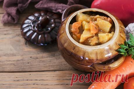 ​Рыба в горшочках с картофелем Ингредиенты:Филе красной рыбы(любой) - 500 гКартофель - 3-4 штЛук - 1 штМорковь(небольшая) - 2 штСоль, перец по вкусуЛимонный сок - 1 ч.л.Сливочное масло для смазывания горшочковПриготовление:1. Рыбу нарезать на небольшие кусочки. Картофель очистить и нарезать небольшими брусочками. Лук...