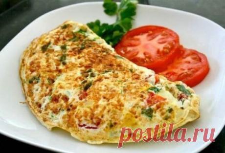 Омлет с овощами на завтрак
 141.95 ккал/100 г  Б/Ж/У: 6.63 / 10.71 / 4.26 
Ингредиенты:
яйца куриные - 2 шт
овощная смесь замороженная - 4 ст.л
сливки 10% - 4 ст.л
соль, перец - по вкусу
оливковое масло - 1 ст.л
Приготовление:
Соединить яйца со сливками и взбить при помощи венчика.
Овощи переложить в дуршлаг и обдать крутым кипятком, переложить в яичную смесь, посолить, поперчить и перемешать.
Разогреть сковороду с оливковым маслом, перелить яично-овощную смесь, накрыть крышкой и гот