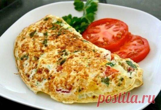 Омлет с овощами на завтрак
 141.95 ккал/100 г  Б/Ж/У: 6.63 / 10.71 / 4.26 
Ингредиенты:
яйца куриные - 2 шт
овощная смесь замороженная - 4 ст.л
сливки 10% - 4 ст.л
соль, перец - по вкусу
оливковое масло - 1 ст.л
Приготовление:
Соединить яйца со сливками и взбить при помощи венчика.
Овощи переложить в дуршлаг и обдать крутым кипятком, переложить в яичную смесь, посолить, поперчить и перемешать.
Разогреть сковороду с оливковым маслом, перелить яично-овощную смесь, накрыть крышкой и гот