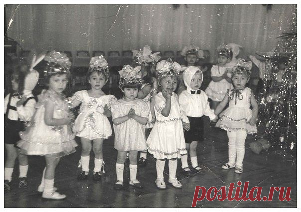 А помните, как это было в детстве?!
 Те утренники в садике…и мама 
На платье из х/б-ешного отреза 
Всю ночь снежинки, блестки пришивала!