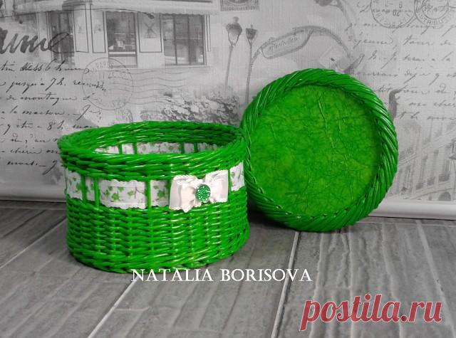 Раздобыла переплетный картон!!! Давно хотела сделать партию шкатулок, кружев закупила. И вот!!! сочная зеленая коробочка для женских тайн. Рзмер : диаметр 17 см, высота 12 см. через месяц надеюсь еще сделfю в разных цветах и декорах, а пока на месяц пропадаю))) Вернусь с партией коробов). #nataliaborisova #wickerking #плетенаяшкатулка #шкатулка #сувенир #подарок #зеленый #рукоделиевЛипецке #рукодельныйЛипецк #Lipetsk #любимоерукоделие #любимоехобби #ручнаяработа #ручнаяраб...