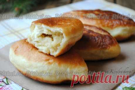 Жареные пирожки с картошкой и луком от Инны Кондрашовой

Очень люблю жареные пирожки. Полезными их, конечно, не назовёшь, но они такие вкусные, что отказаться от них невозможно. Готовлю их часто с разными начинками - с картошкой и шкварками, с жареной капустой, с грибами, а сегодня хочу предложить рецепт пирожков с картошкой и луком. Пирожки получаются мягкими, аппетитными, с очень вкусной начинкой.
Для приготовления жареных пирожков с картошкой и луком потребуется:
Для те...