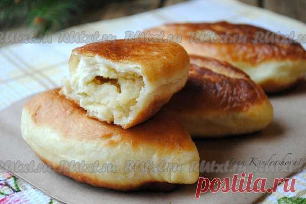 Жареные пирожки с картошкой и луком от Инны Кондрашовой

Очень люблю жареные пирожки. Полезными их, конечно, не назовёшь, но они такие вкусные, что отказаться от них невозможно. Готовлю их часто с разными начинками - с картошкой и шкварками, с жареной капустой, с грибами, а сегодня хочу предложить рецепт пирожков с картошкой и луком. Пирожки получаются мягкими, аппетитными, с очень вкусной начинкой.
Для приготовления жареных пирожков с картошкой и луком потребуется:
Для те...