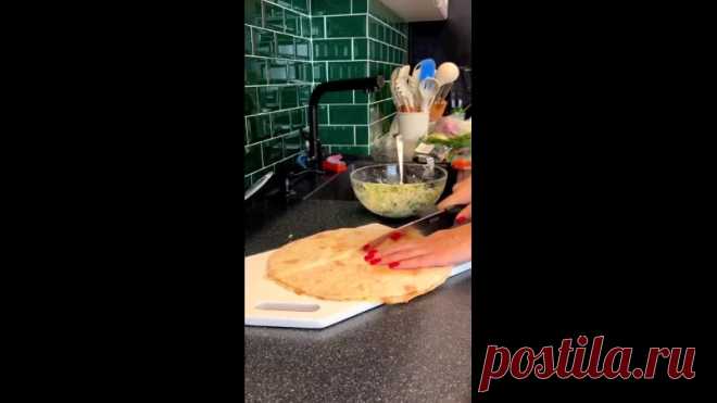 ПП вкусняшка на скорую руку для всей семьи!
Для неё нам понадобится:
- 200 гр творога
- Зелень любая по вкусу
- Сыр 80 гр нежирный
- Соль/перец/специи по вкусу⠀
- Два листа лаваша
- 2 яйца
- кунжут по вкусу

И так, делаем с вами всё то же самое, что указано на видео и наслаждаемся нереально вкусным ПП блюдом для всей семьи! Главное, предварительно разогреть духовку до 180 градусов.

Приятного аппетита!