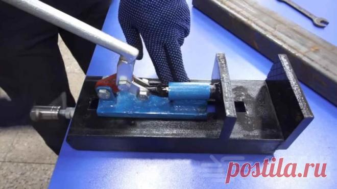 Настольные тисы для слесарных работ своими руками В данном обзоре рассмотрим самодельные тисы для слесарных работ, которые можно изготовить своими руками из металлолома.Основные детали, которые
