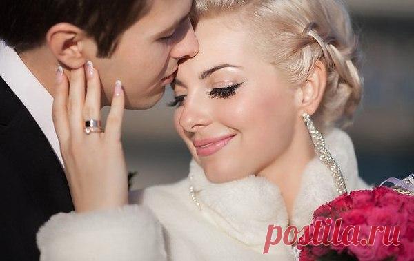 Любовь – нежданная награда,
Она приходит ниоткуда,
И не успеть сказать: не надо!
И не спасти себя от чуда.
Ее пронзительно касанье,
Ее атака безрассудна,
Она врывается в дыханье,
Да так, что выдох сделать трудно.
А сердце – раненая птица,
К взыванью разума глухое,
Ведь одному нет смысла биться,
Ведь есть еще одно такое!
И мир меняется мгновенно,
Где все вокруг необъяснимо,
И лишь она одна – бесценна,
И лишь она одна – любима…
Здесь разговаривают взглядом,
Здесь, в пальцах, музык