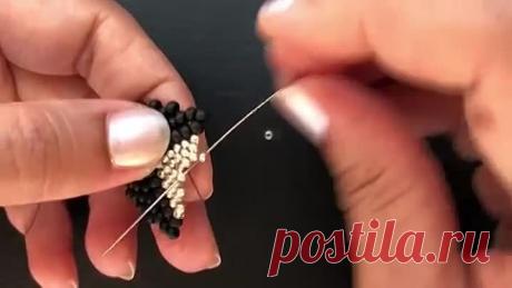 Серьги - треугольники в технике пейот. Автор мк Sonysree Creations