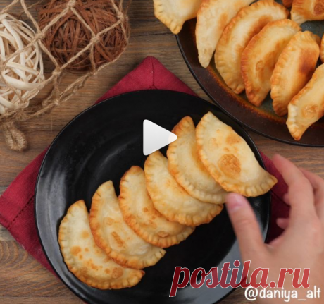 👍Мини-чебуреки с картофелем и сыром.👍
Тесто:
Мука - 500 г
Щепотка соли
Кипяток - 250 мл
Подсолнечное масло - 2 ст.л.
Начинка:
Картофель - 6-7 шт средних
Сыр - 150 г