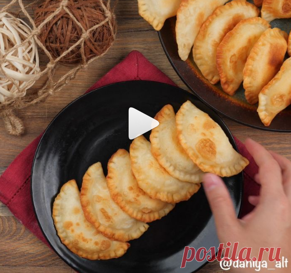 👍Мини-чебуреки с картофелем и сыром.👍
Тесто:
Мука - 500 г
Щепотка соли
Кипяток - 250 мл
Подсолнечное масло - 2 ст.л.
Начинка:
Картофель - 6-7 шт средних
Сыр - 150 г