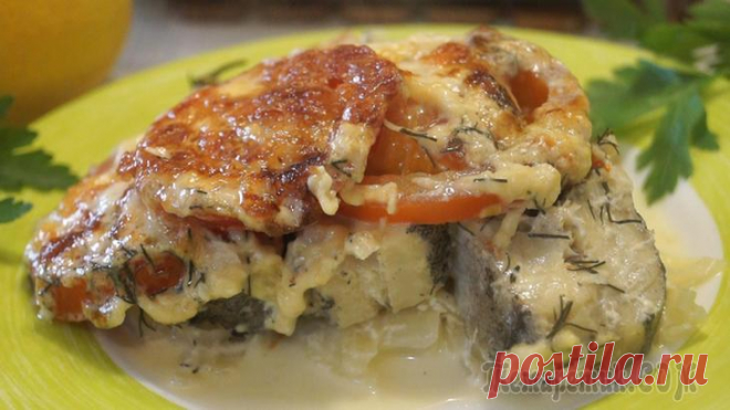 Минтай с помидорами и сыром. Вкусный и Легкий ужин за 40 минут! Блюдо получается очень сочное, нежное, сытное, вкусное и простое в приготовление.ИНГРЕДИЕНТЫминтай, 800 граммлуковица, 1 штукпомидор, 3 штуксыр, 100 граммсметана, 3 ст. л.чеснок, 3 зубч.укроп, 1 пуч.с...
