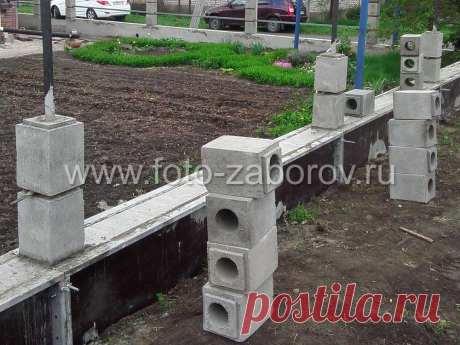 Штакетник Эконова на столбах из бетонных блоков. Часть 1: фотографии строительства забора.