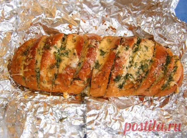 БАТОН ЗАПЕЧЕННЫЙ С СЫРОМ И ЧЕСНОКОМ Вкусно ,быстро и сытно . Видео рецепт прилагается Ингредиенты: - 1 