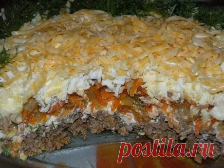 САЛАТ С КУРИНОЙ ПЕЧЕНЬЮ 

ИНГРЕДИЕНТЫ:
● 300-400гр.куриной печени,
● 2-3 соленых огурчика,
● 2 крупных луковицы,
● 2 крупных моркови,
● 3 яйца,
● 50гр.сыра,
● укроп,
● 2-3 зубчика чеснока,
● майонез.

ПРИГОТОВЛЕНИЕ:
1 слой - отварная печень (на крупной терке),
2 слой-огурчики на крупной терке,
3 слой-морковь (на крупной терке), обжаренная с луком, посыпать слой чесноком(через пресс),
4слой -яйца (на крупной терке),
5 слой - посыпать сыром и по кругу -зеленью.
Между слоями ...