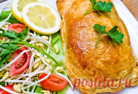 Слоеный пирог из красной и белой рыбы 
 

Рыбные пироги — отдельная кулинарная история. Ароматные, с румяной корочкой, они хороши и как закуска или дополнение к ухе, и как основное блюдо. Чтобы не возиться с тестом, можно взять готовое слоеное — практически все варианты, которые можно увидеть в магазинах, постные — приготовленные на маргарине и без добавления яиц. Можно приготовить для этого пирога и постное дрожжевое тесто.