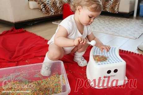 Чем занять ребенка, когда надоели игрушки? 1. Волшебная сумочка. Возьмите свою старую сумку, положите в нее баночки от старых кремов, пудры, и губных помад (вымытые), пустые коробочки, крупные пуговицы, ручки без стержней, старый телефон, пульт от телевизора, блокнотик, карандашик и прочую ерунду (не острую, не грязную и не опасную для малыша). Можно разложить во внутренние карманчики и закрыть замочки и дайте ребенку на растерзание. Дети с игрушками столько не возятся, сколько с этими…