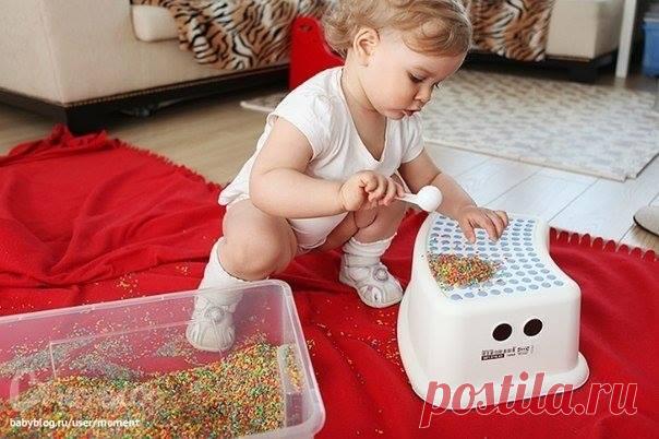 Чем занять ребенка, когда надоели игрушки? 1. Волшебная сумочка. Возьмите свою старую сумку, положите в нее баночки от старых кремов, пудры, и губных помад (вымытые), пустые коробочки, крупные пуговицы, ручки без стержней, старый телефон, пульт от телевизора, блокнотик, карандашик и прочую ерунду (не острую, не грязную и не опасную для малыша). Можно разложить во внутренние карманчики и закрыть замочки и дайте ребенку на растерзание. Дети с игрушками столько не возятся, сколько с этими…