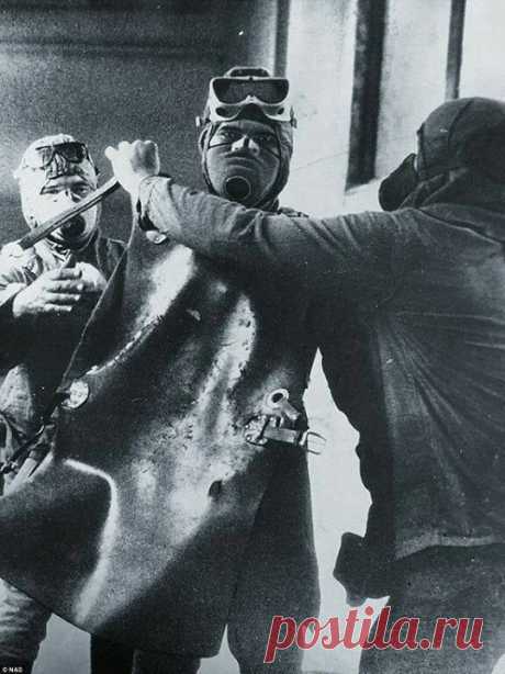 Один из трех ликвидаторов готовится к очистке реактора Чернобыльской АЭС. Все они получили смертельную дозу радиации.